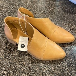NWT Universal Thread Booties
